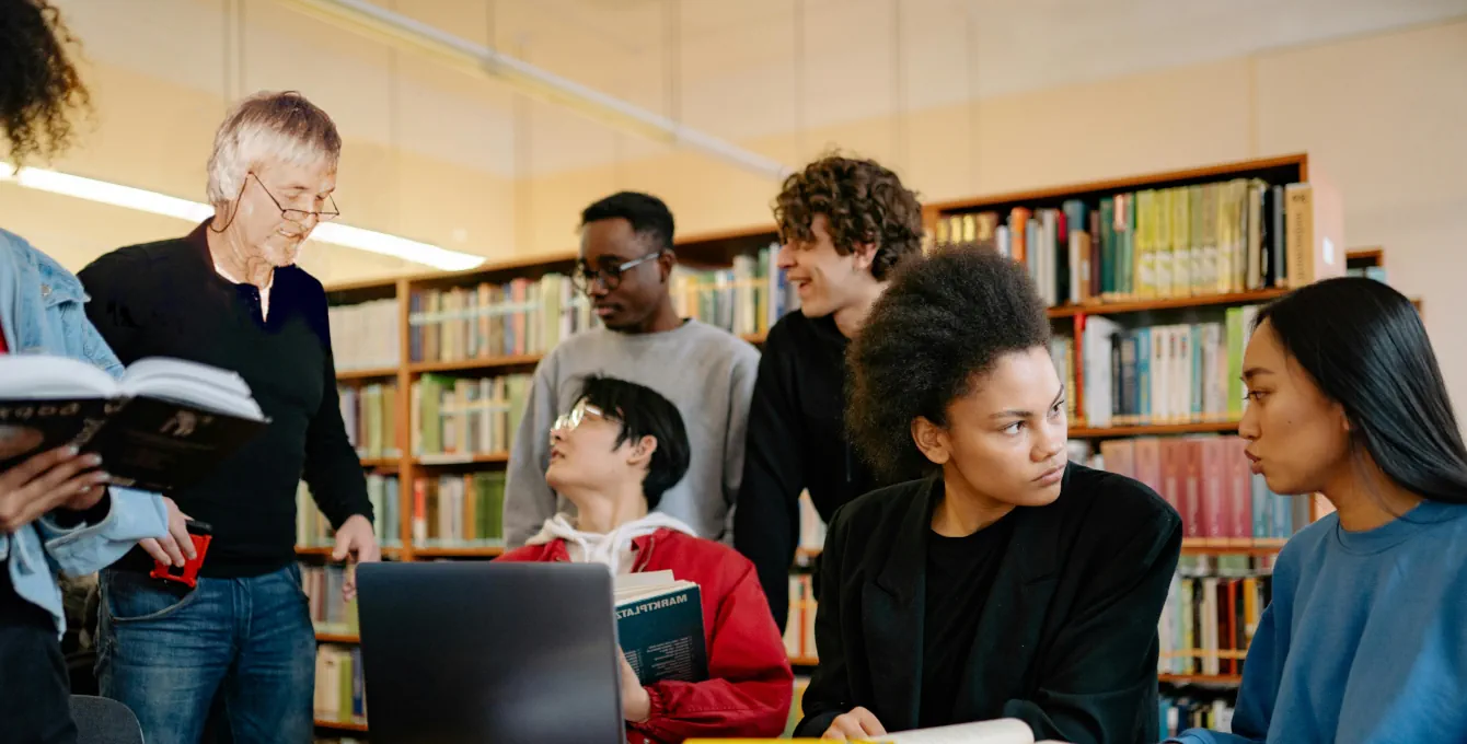 Foto Dr. Axel Schulte, Politikwissenschaftler, in Bibliothek mit Studenten